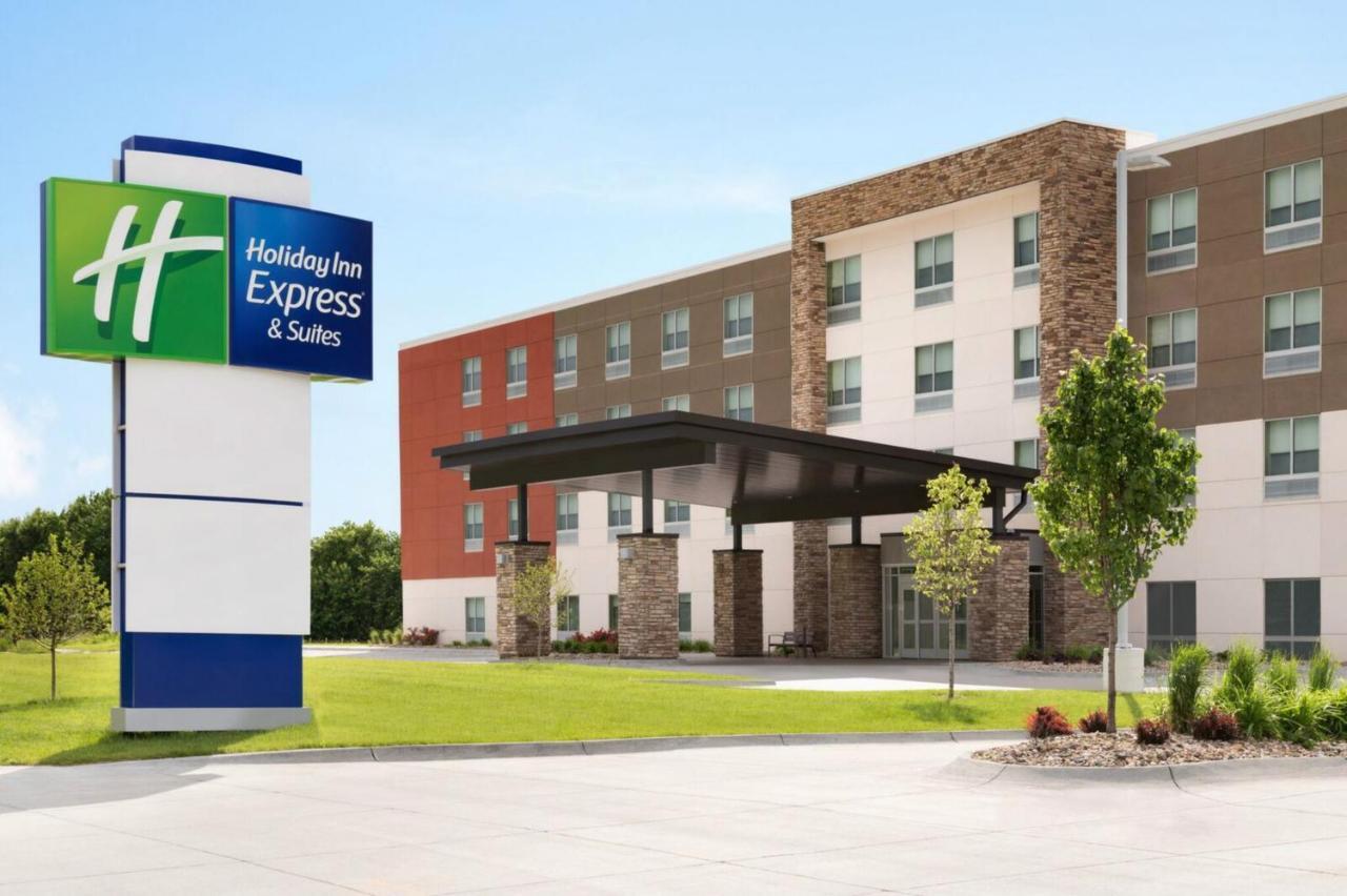 Holiday Inn Express & Suites - Warsaw - E Center By Ihg Exterior photo