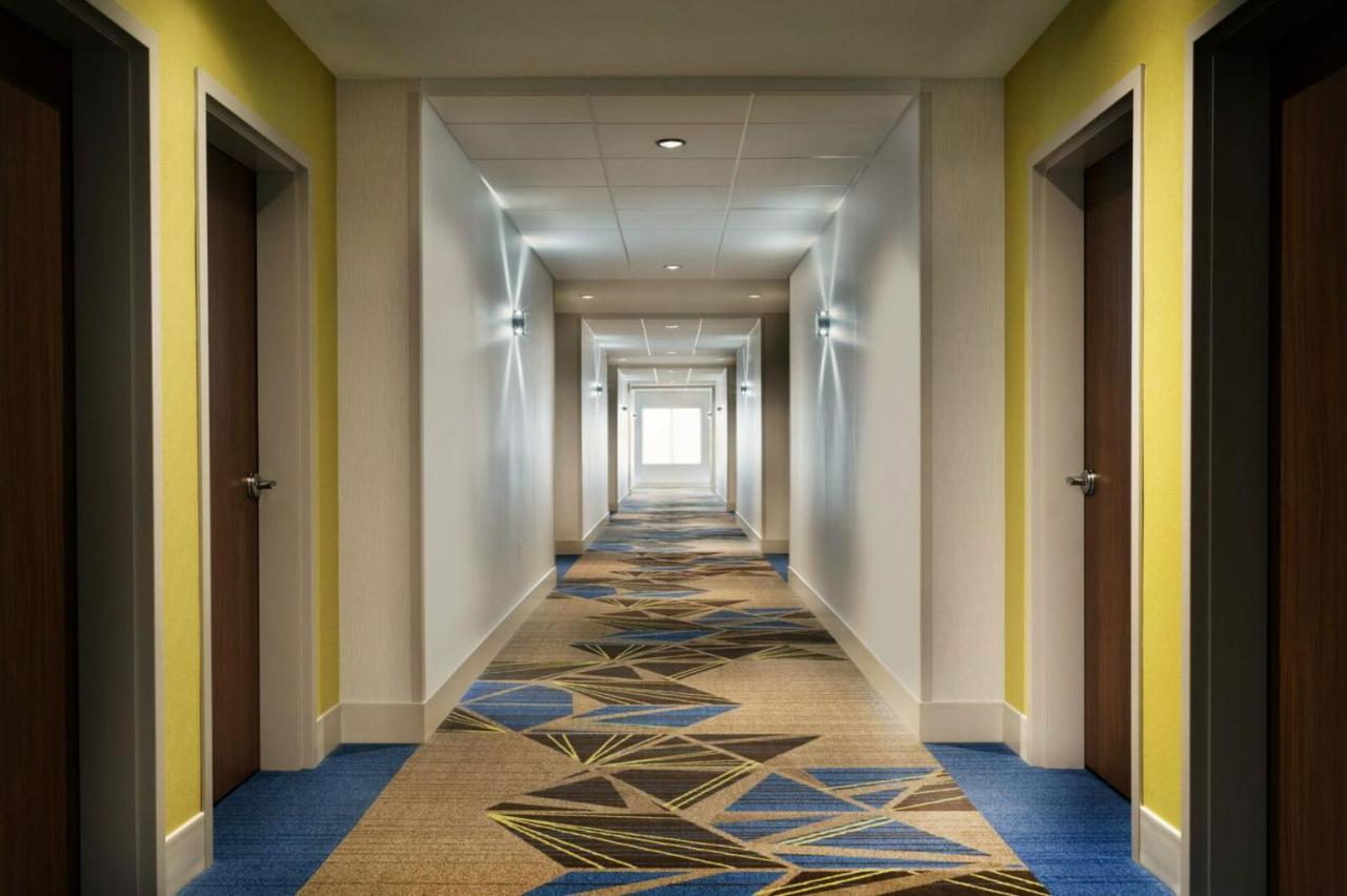 Holiday Inn Express & Suites - Warsaw - E Center By Ihg Exterior photo