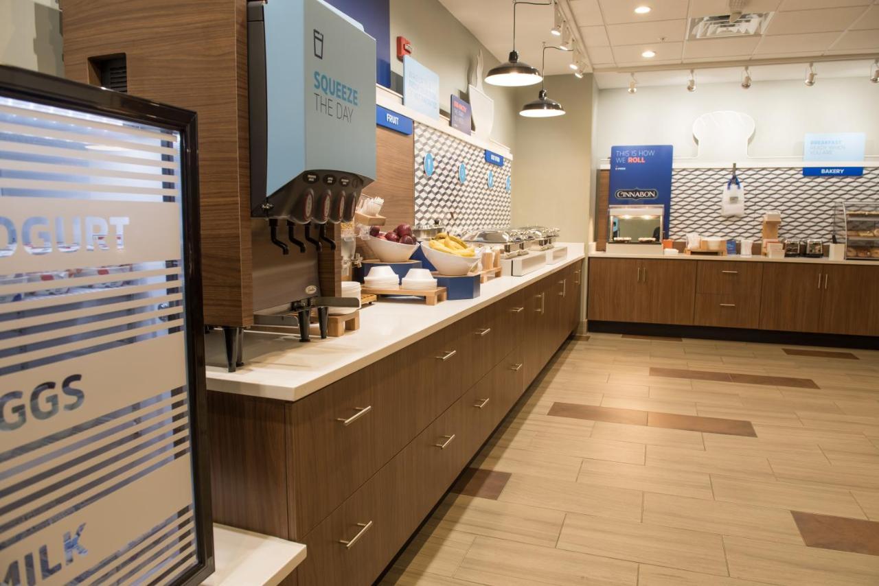 Holiday Inn Express & Suites - Warsaw - E Center By Ihg Exterior photo