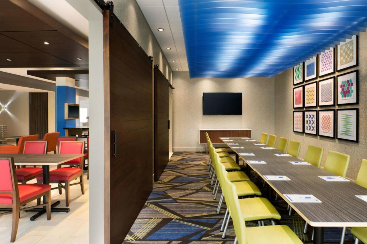 Holiday Inn Express & Suites - Warsaw - E Center By Ihg Exterior photo
