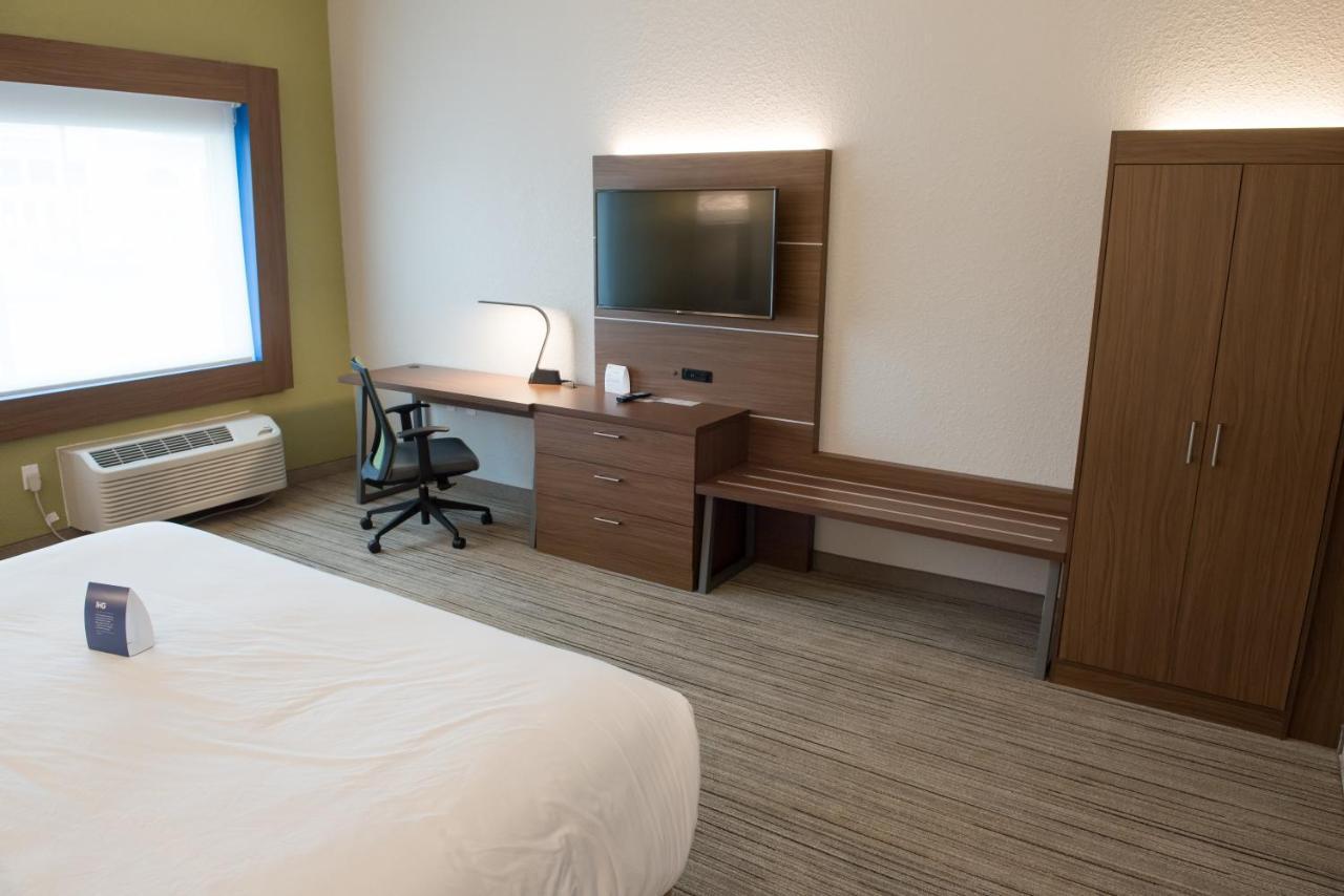 Holiday Inn Express & Suites - Warsaw - E Center By Ihg Exterior photo