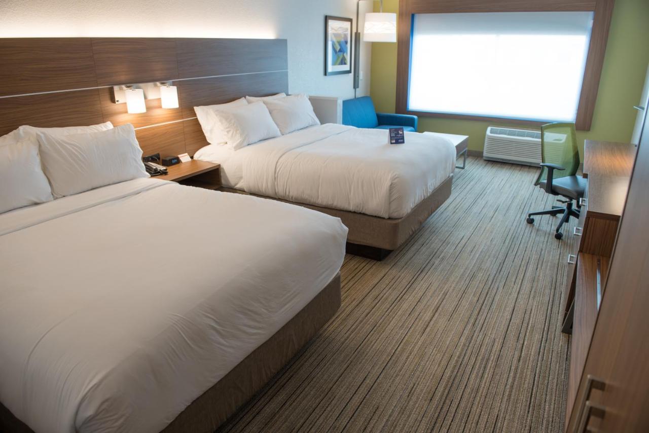 Holiday Inn Express & Suites - Warsaw - E Center By Ihg Exterior photo